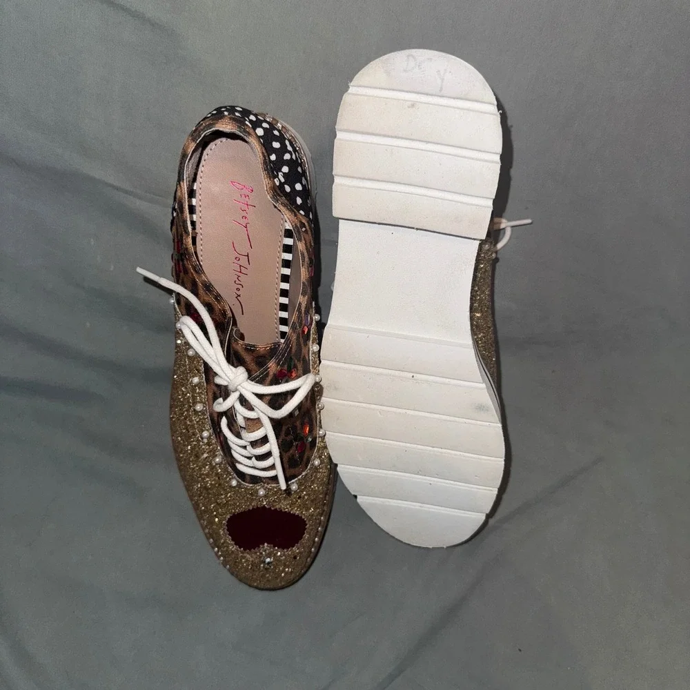 Betsey Johnson Pixxy Oxford Shoes 7.5 Gold Glitter Leopard Heart Pearl Lace Up
